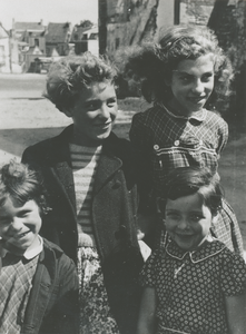 876870 Groepsportret van vier meisjes op een sloopterrein in Wijk C te Utrecht, met op de achtergrond vermoedelijk ...